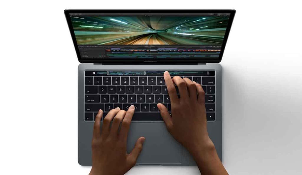 Работа на ноутбуке Apple MacBook Pro, взятом в аренду