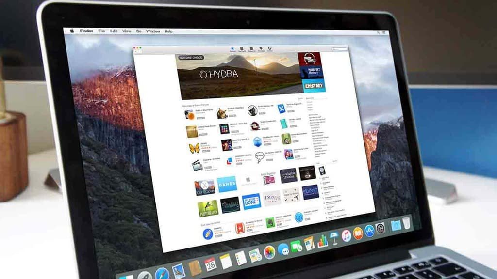 Ноутбук MacBook с открытым App Store
