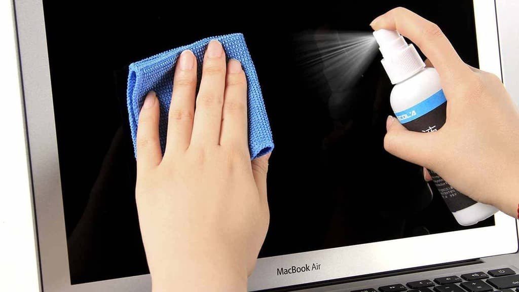 Уход за экраном ноутбука MacBook